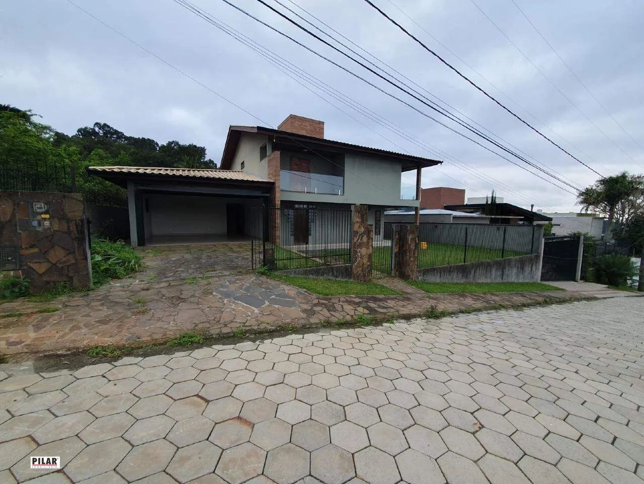 Casa com 05 dormitórios para locação no bairro Mina Brasil