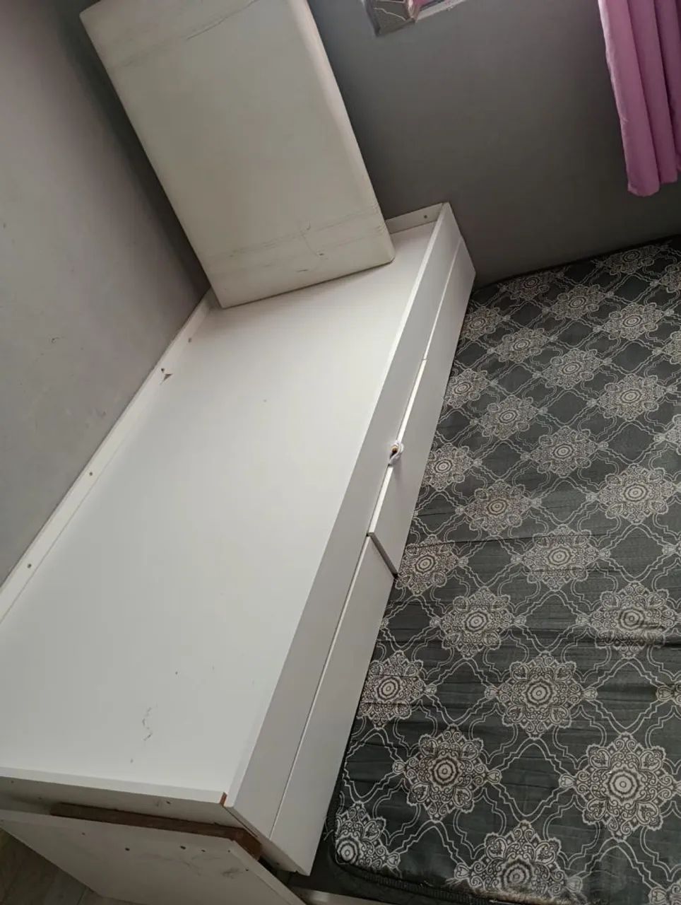 Cama com cama auxiliar em bom estado de uso 