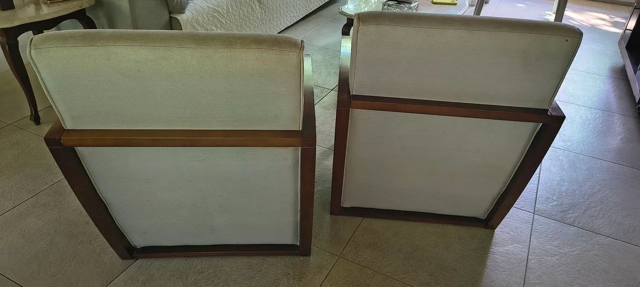 Par de poltronas com estrutura em madeira, design moderno e elegfado , com marcas de uso - Foto 3
