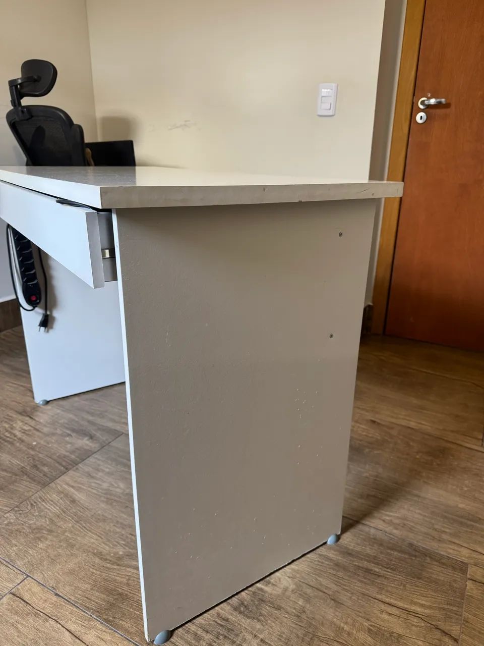 Mesa de escritório com gaveta - Foto 4