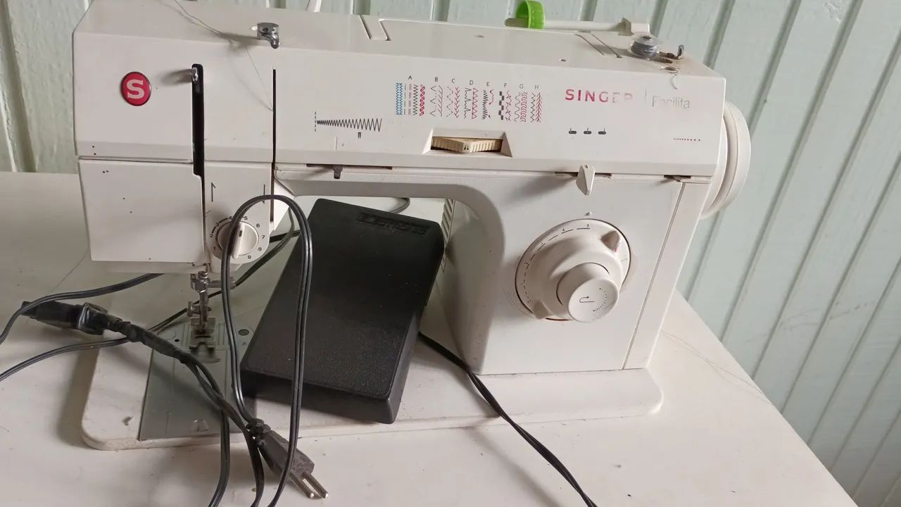 Máquina de costura Singer facilita , com mesa própria  , semi nova 