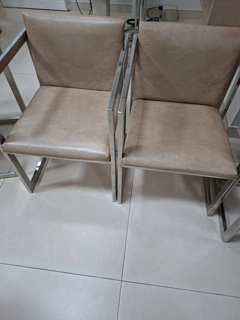 Poltronas  em couro sintético e base em alumínio. ( vendo por unidade também)  - Foto 2