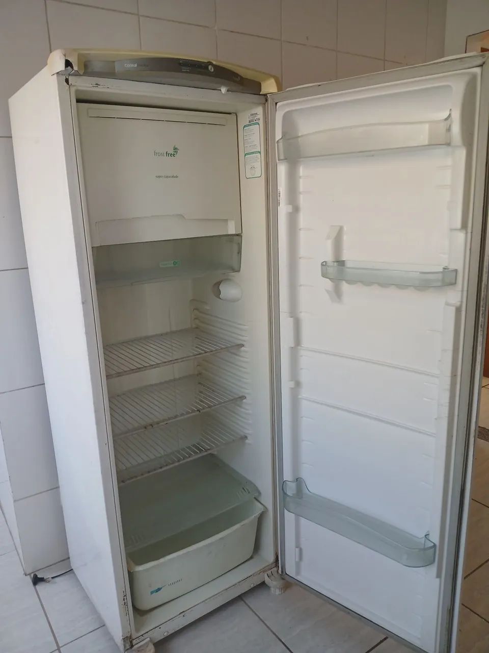 Geladeira, cama e armário  - Foto 2