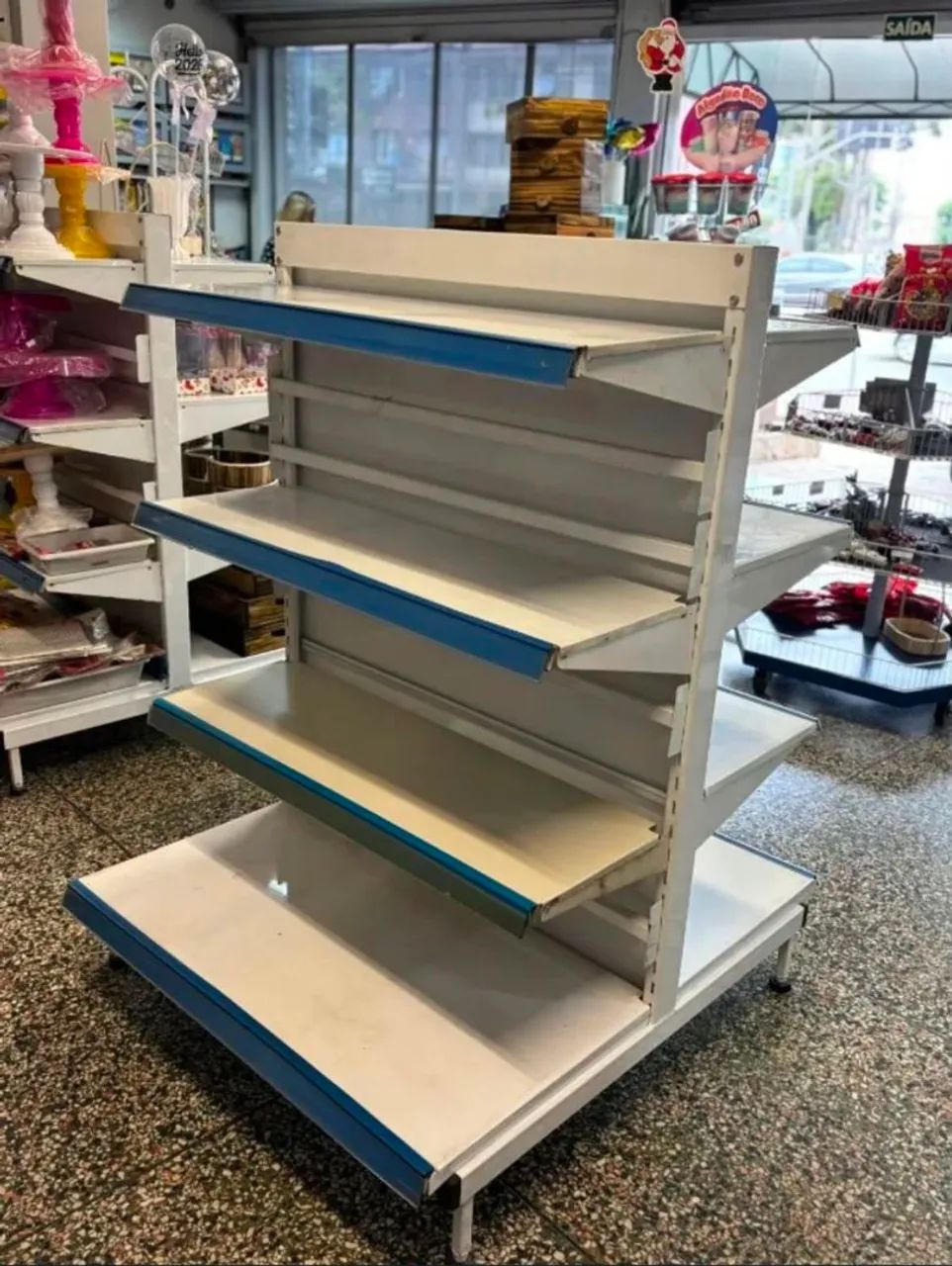 Gôndola com prateleiras 