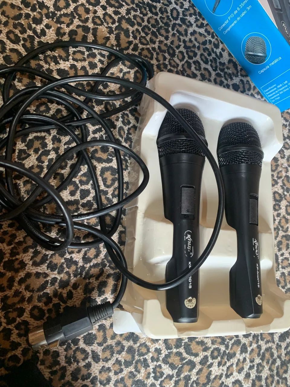 Um microfone  - Foto 2