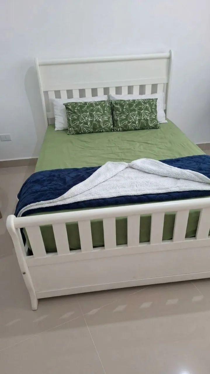 Cama de casal de madeira com 4 gavetas