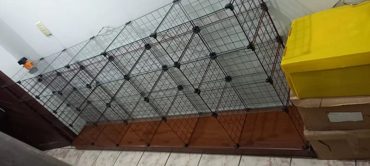Balcão expositor aramado modulado com base em madeira