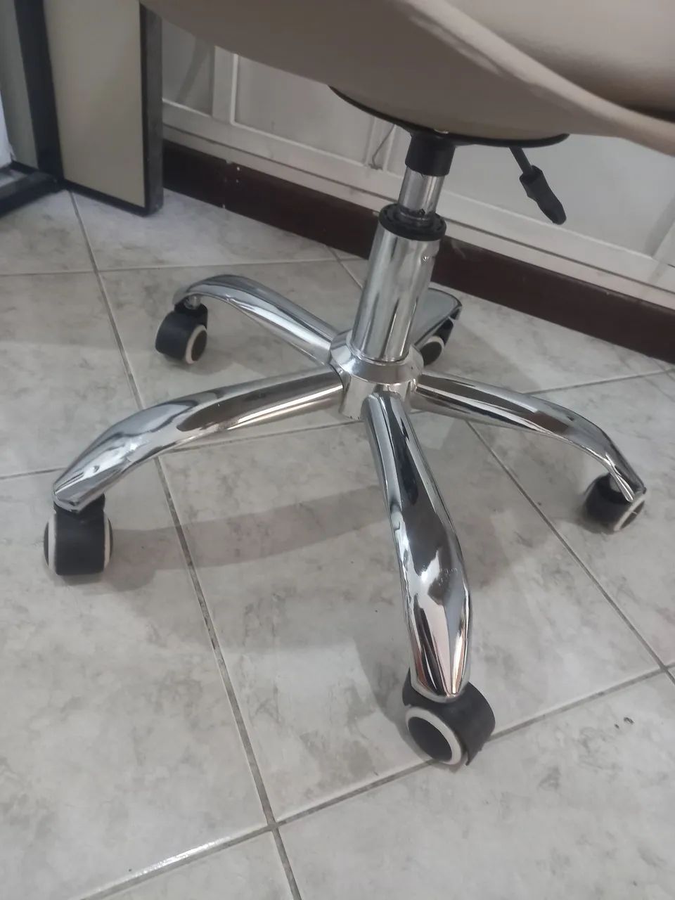 Cadeira Office Giratória Bege com Rodízios e Base Cromada - Foto 2