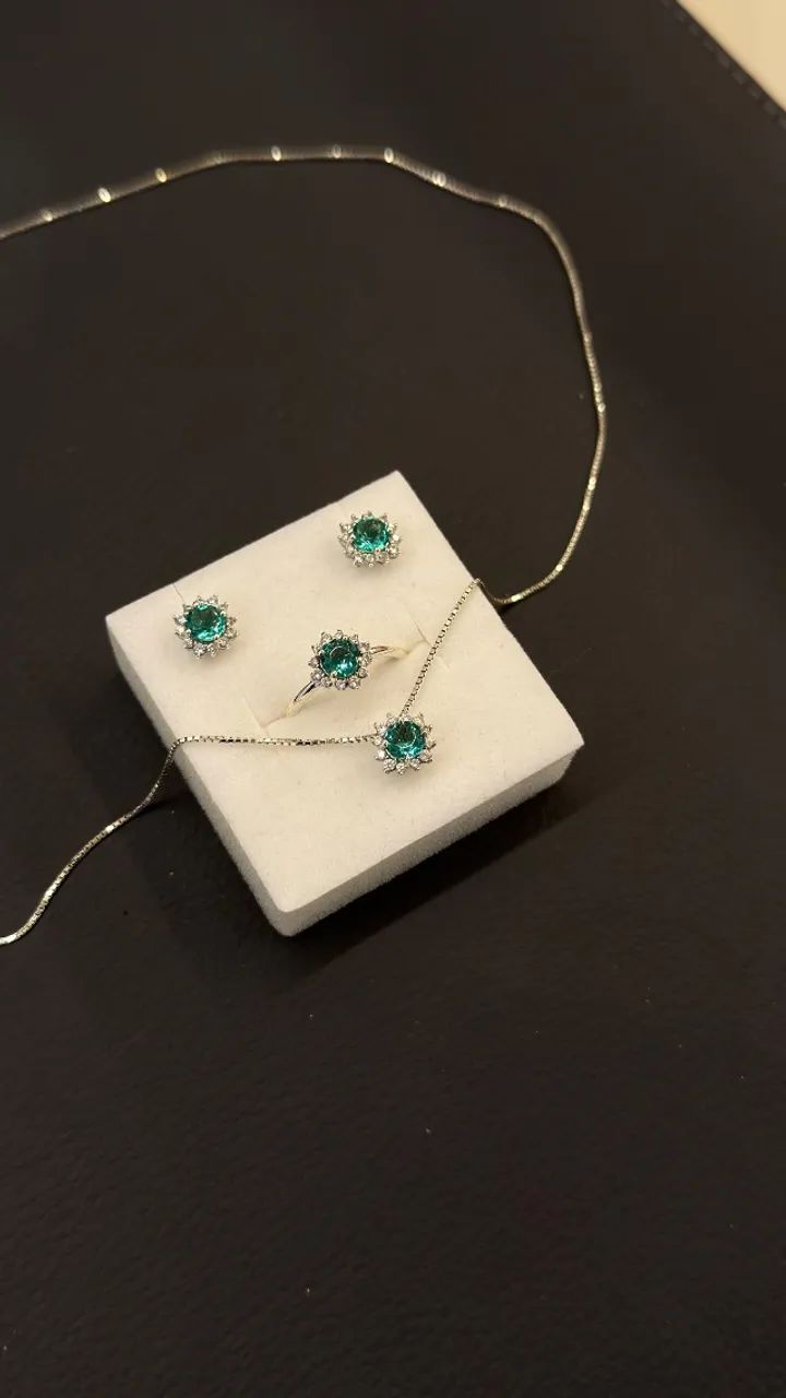 Conjunto de Prata com Zircônias: Colar +. Par de Brincos + anel