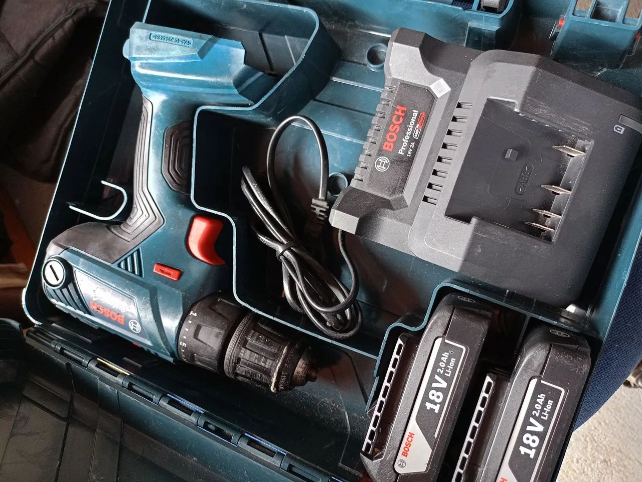 Furadeira Bosch semi nova 