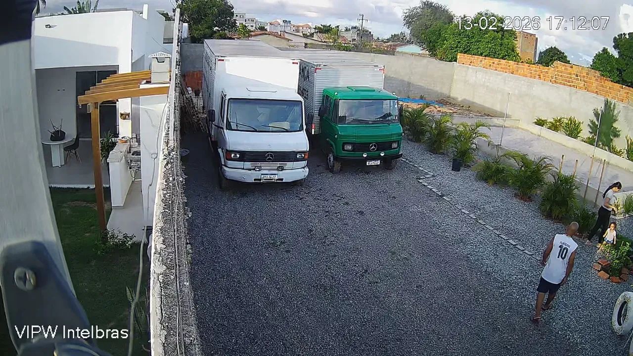 Fretes e mudanças com caminhão baú 