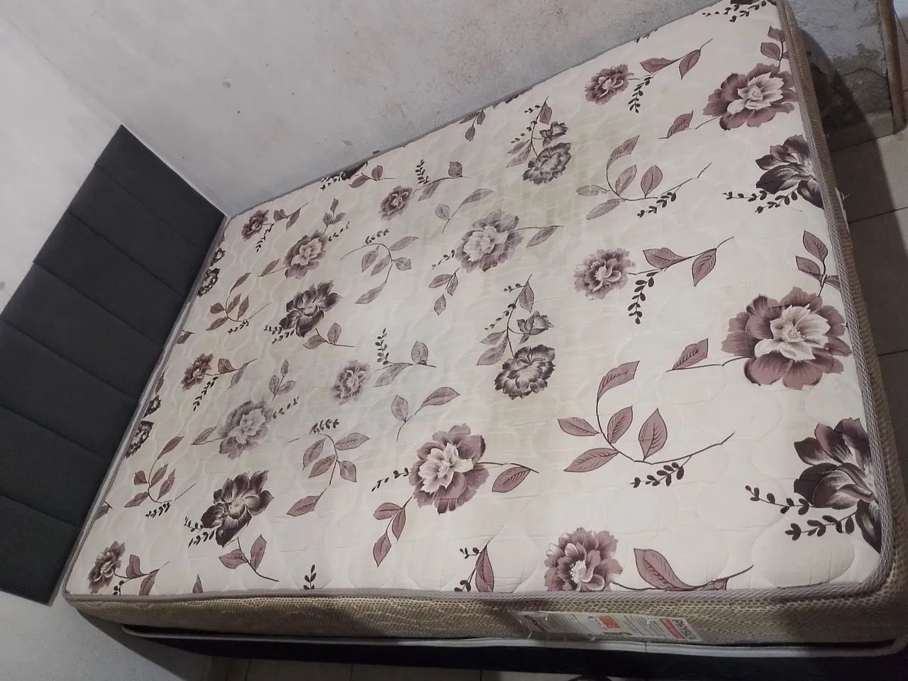 Vendo uma cama box de casal, colchão Ortobom 