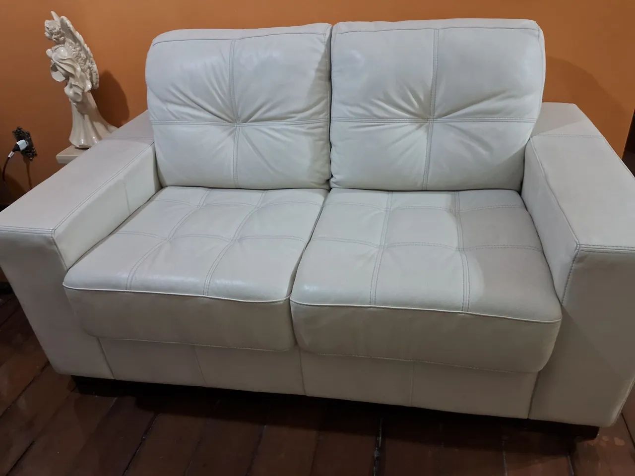 Vendo sofá 2 lugares em couro - Foto 2