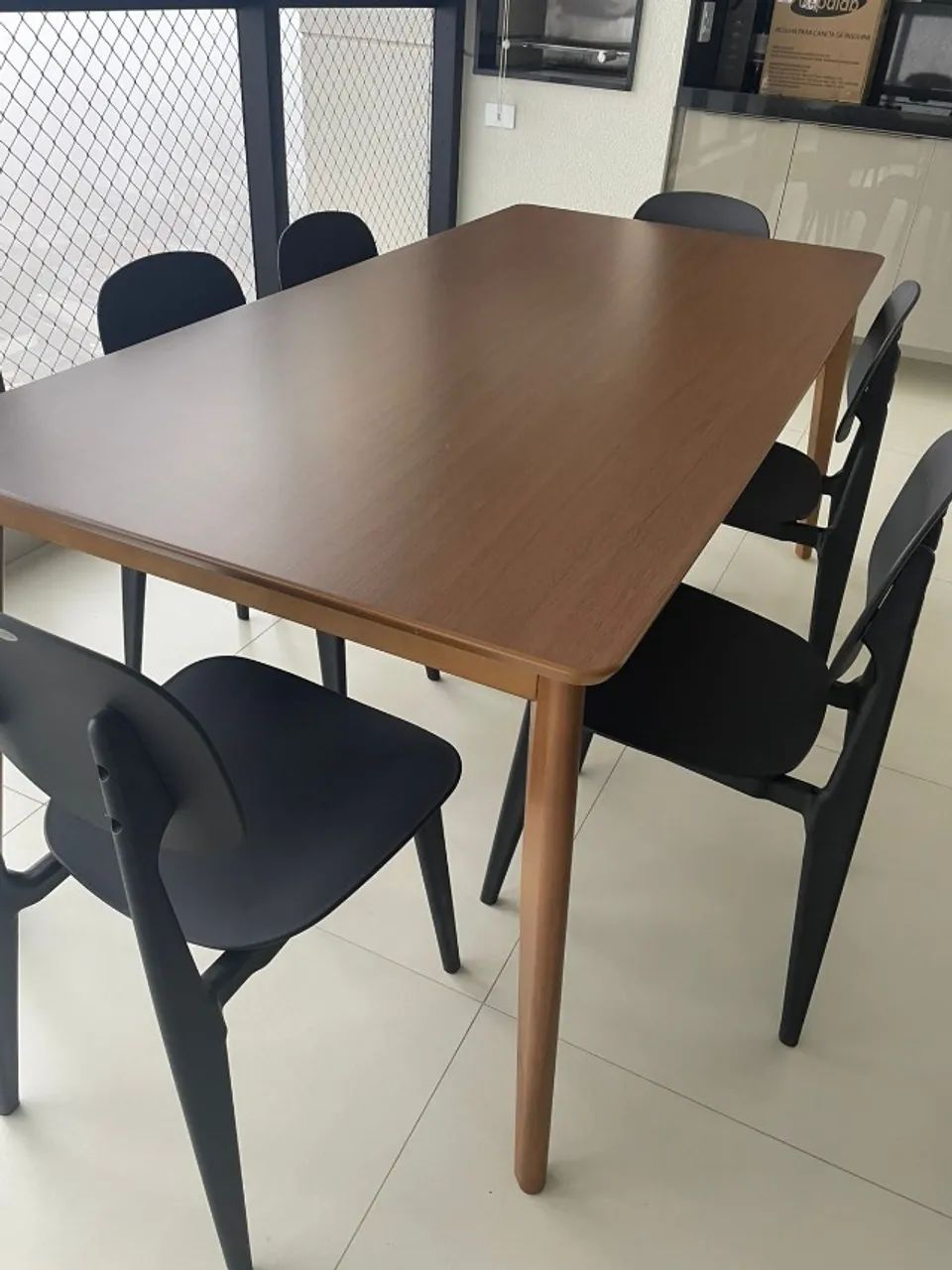 Mesa de Madeira da marca Rivatti com 6 cadeiras
