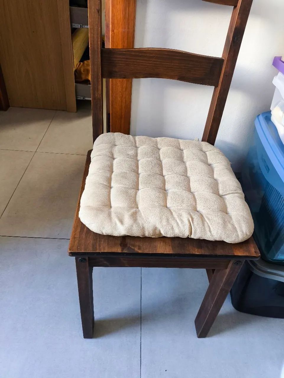 Vendo mesa de madeira maciça com 4 cadeiras.  - Foto 4