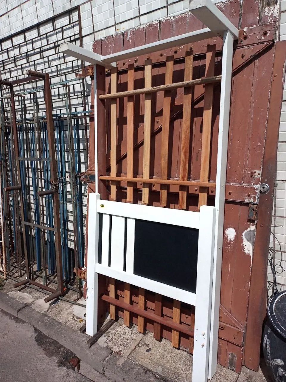 Cama de solteiro de madeira.