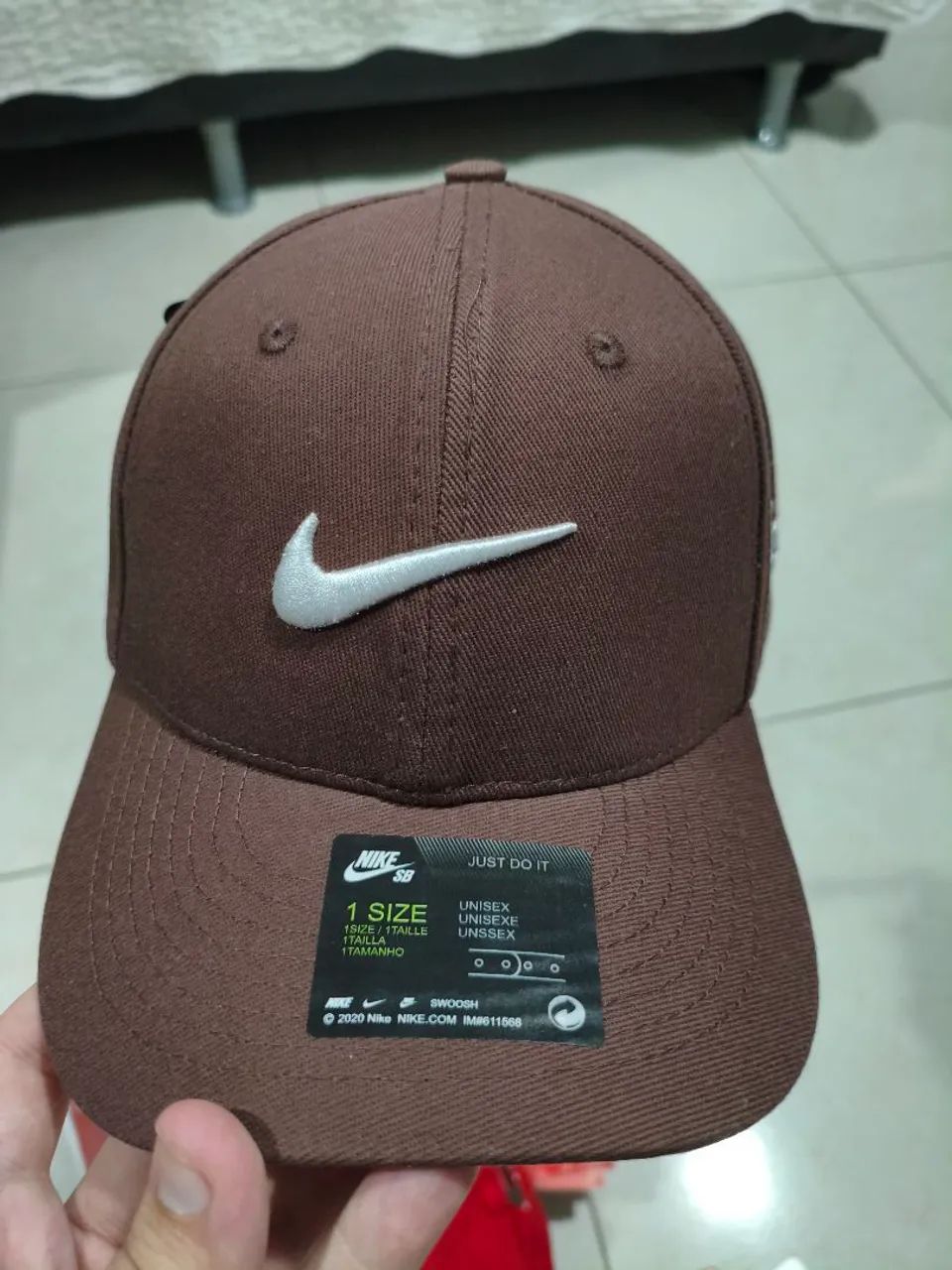 Boné Nike Marrom Aba Curva (Modelo Importado) - Novo com Etiqueta