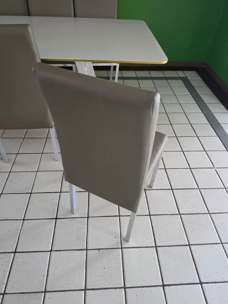 Vendo 6 cadeiras de couro e alumínio 