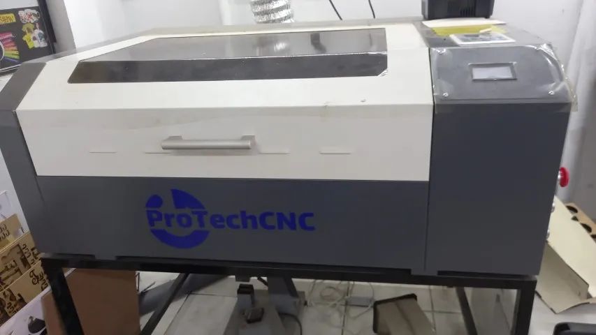 Maquina laser co2 + Chiler 5000 50w com mesa elevatória, facas e cremalheira.