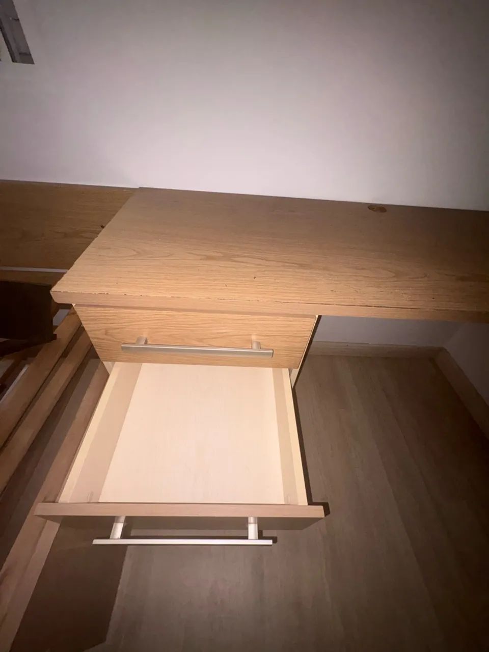 Bancada em L planejada em tom amadeirado com gaveteiro embutido - Foto 5