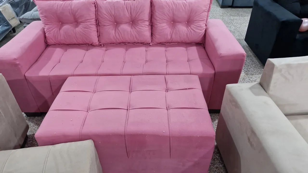 Sofá de 3 lugares com almofadas e puff grande 