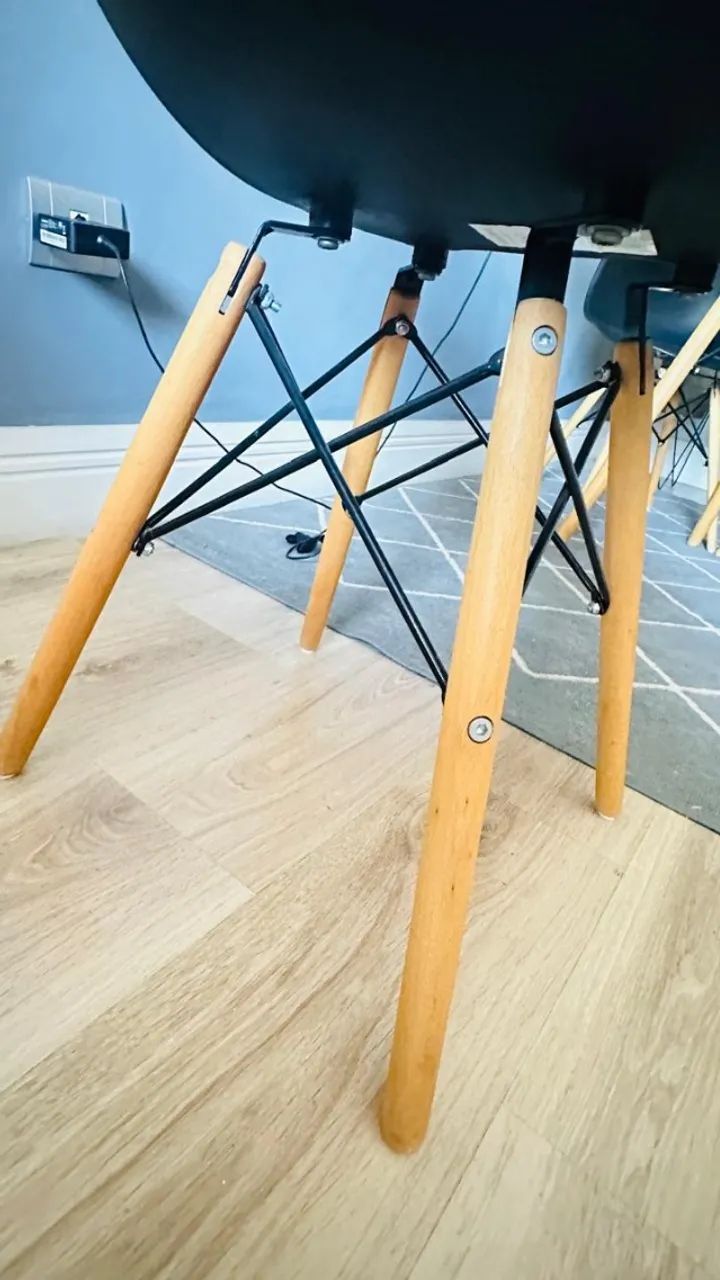 KIT COM 4 CADEIRAS EAMES DSW PRETA BASE MADEIRA - Foto 3