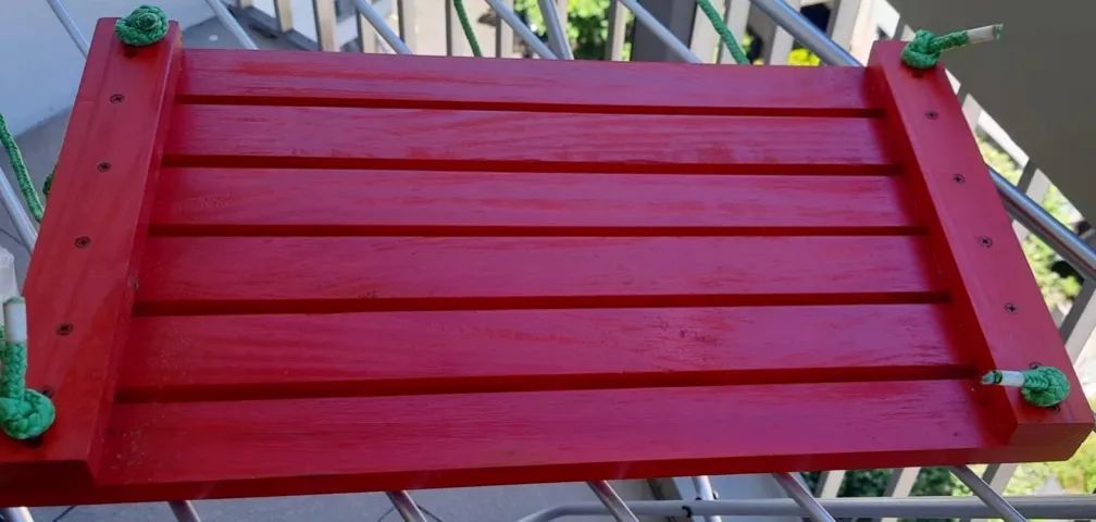 Balanço vermelho em madeira - Foto 2