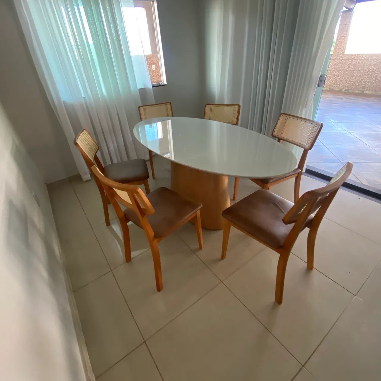 Conjunto de cadeiras e mesa oval madeira maciça 