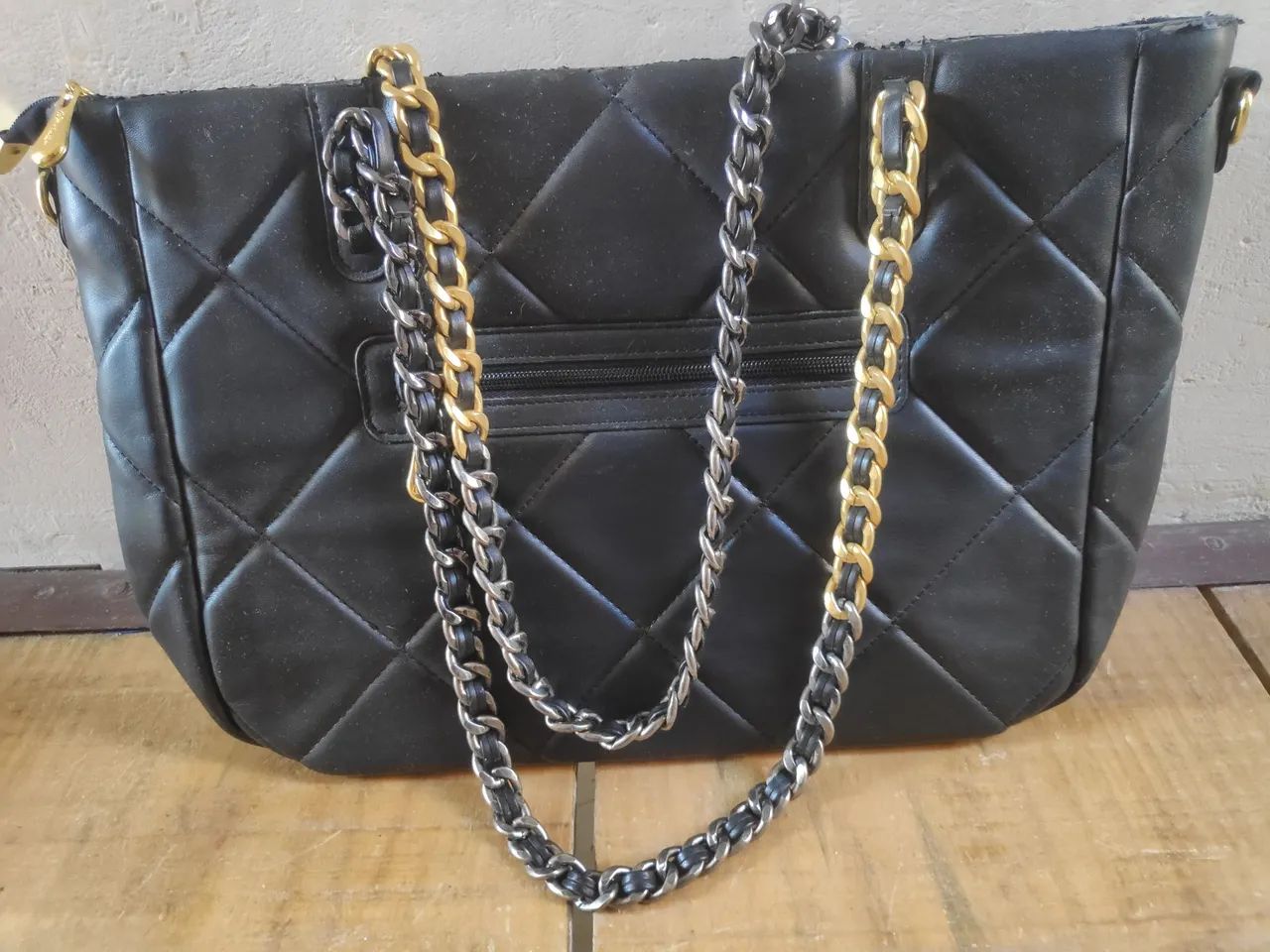 Bolsa preta acolchoada de couro com corrente em bom estado - Foto 3