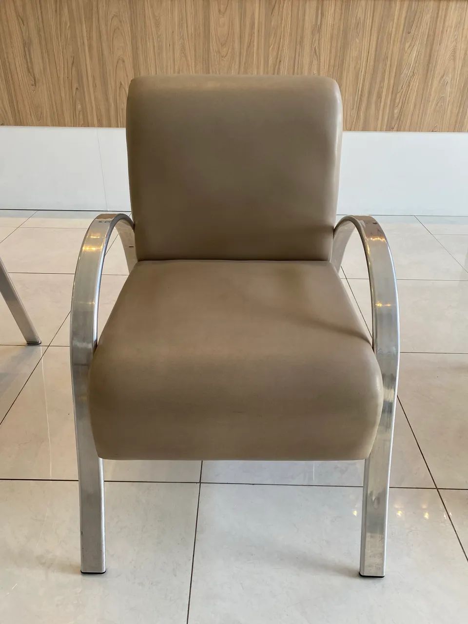 Cadeira de Recepção Estofada Bege com Estrutura Cromada