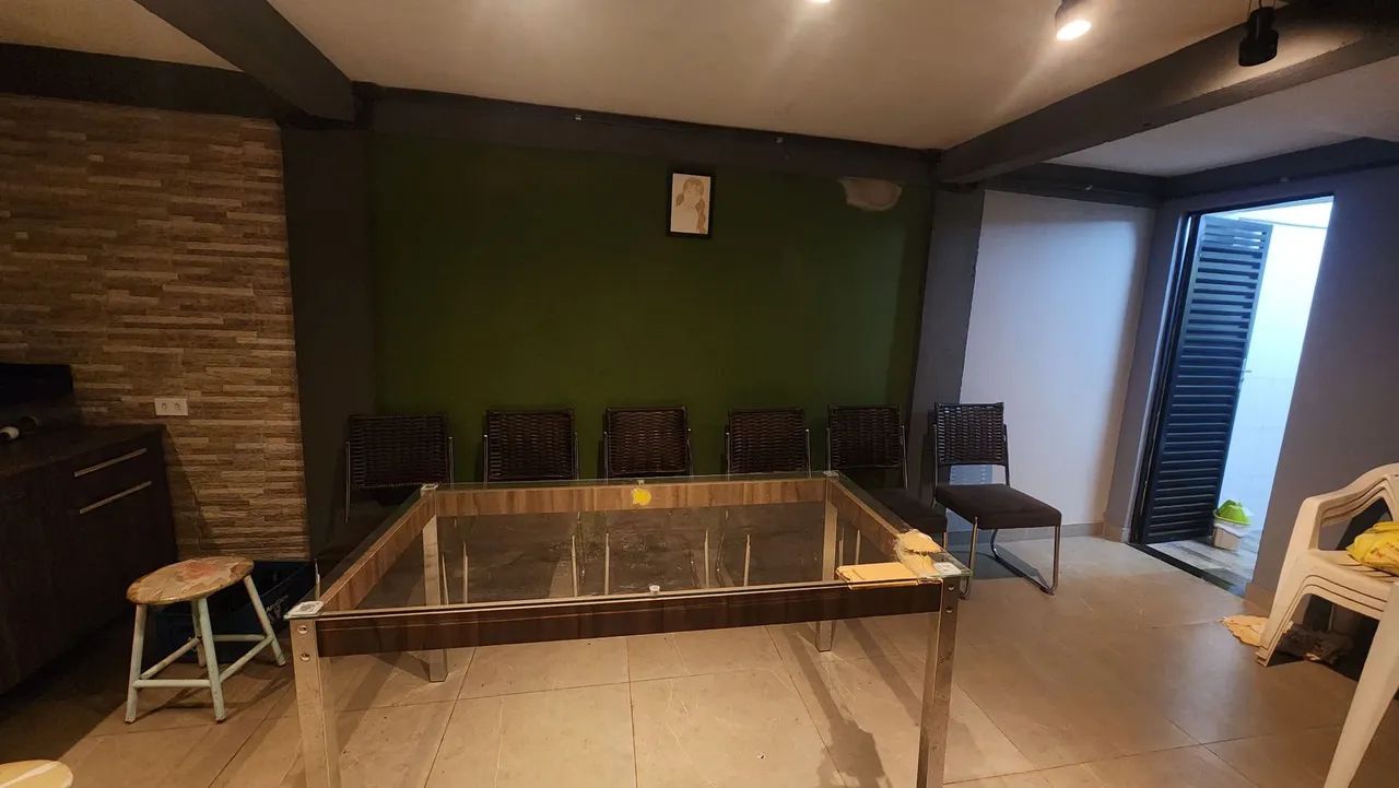 Mesa e cadeiras