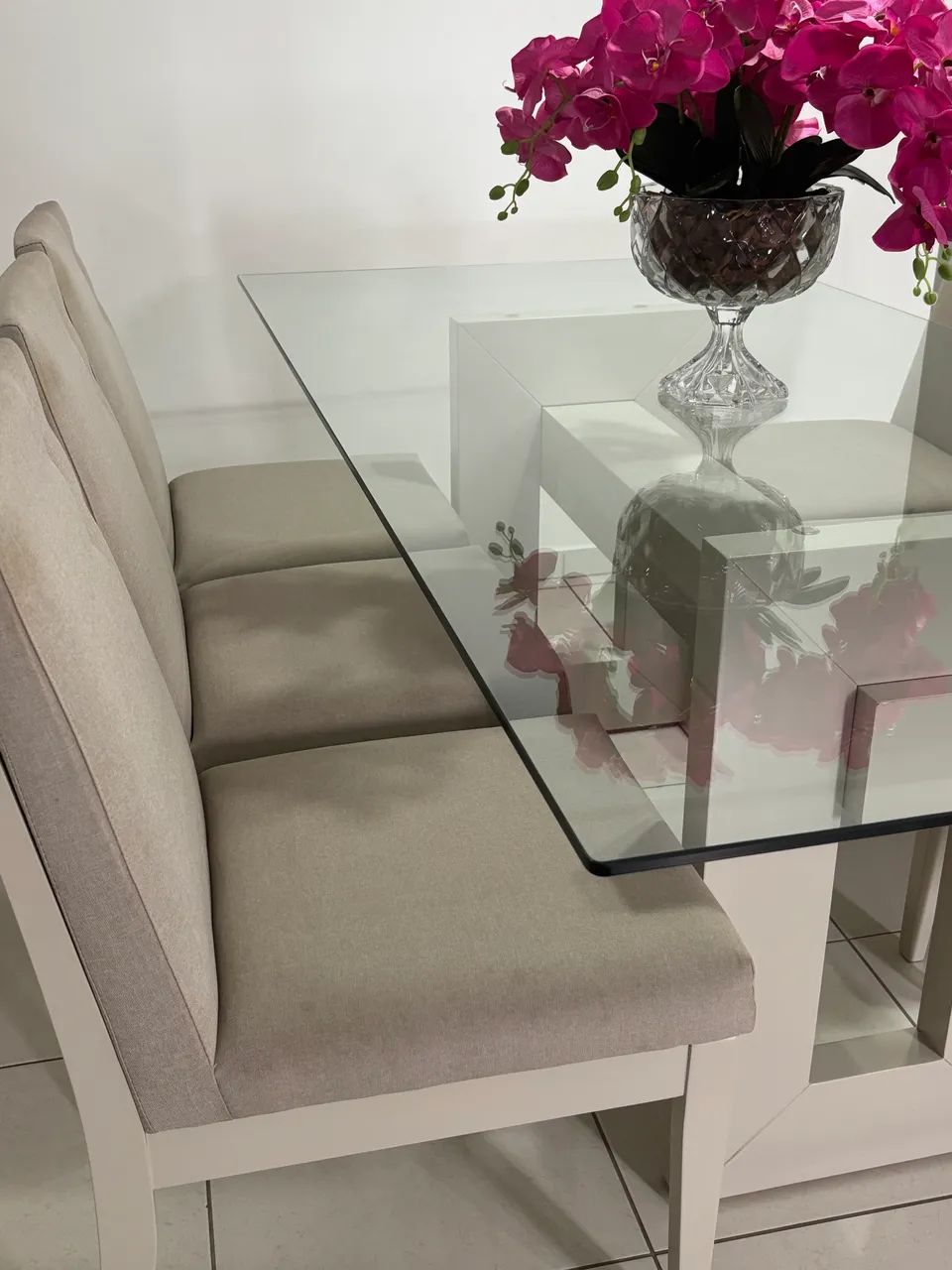 Mesa de madeira com tampo de vidro e seis cadeira - praticamente novos - Foto 3