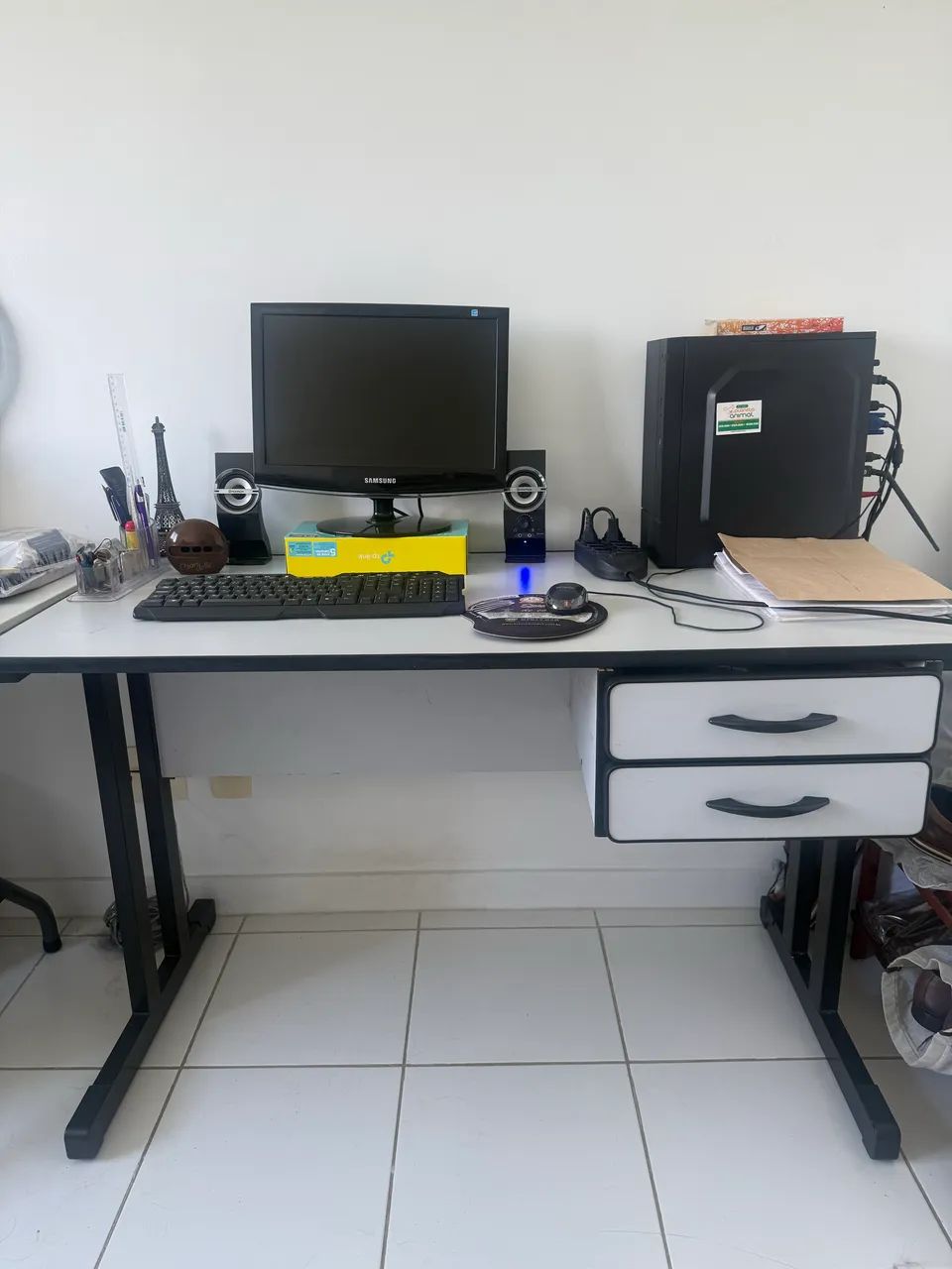 Mesa escritório, com gaveta (1,20 X 0,60 cm)