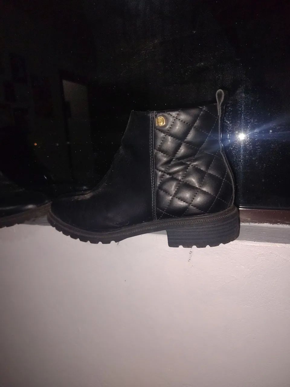 Bota preta com zíper 