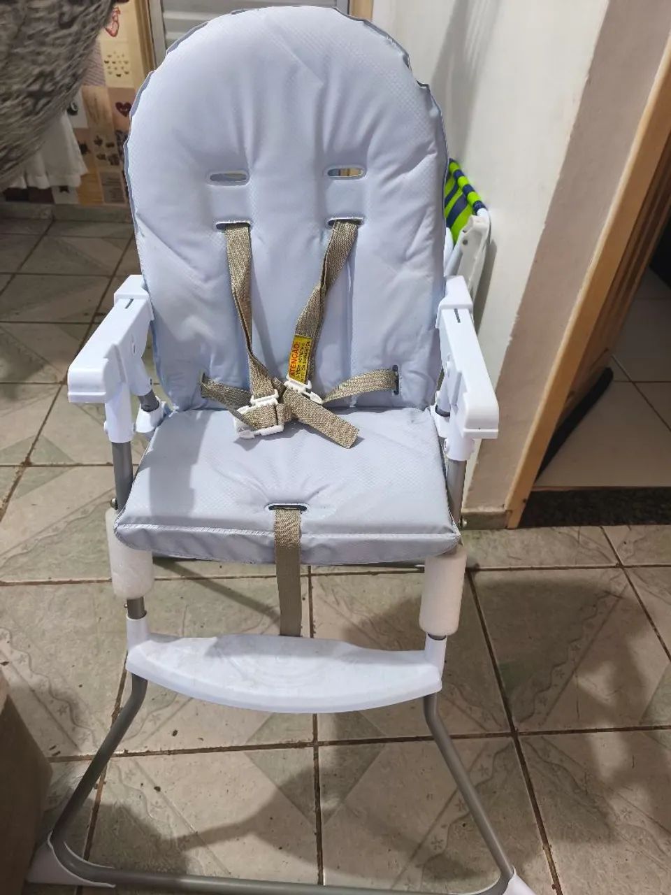 Cadeira de alimentação semi nova  - Foto 2