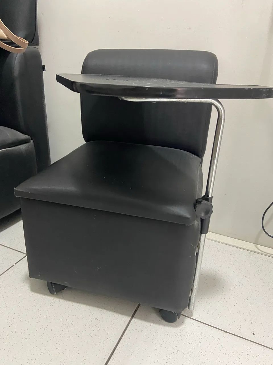 Vendo cadeira semi nova para manicure e pedicure .  - Foto 2
