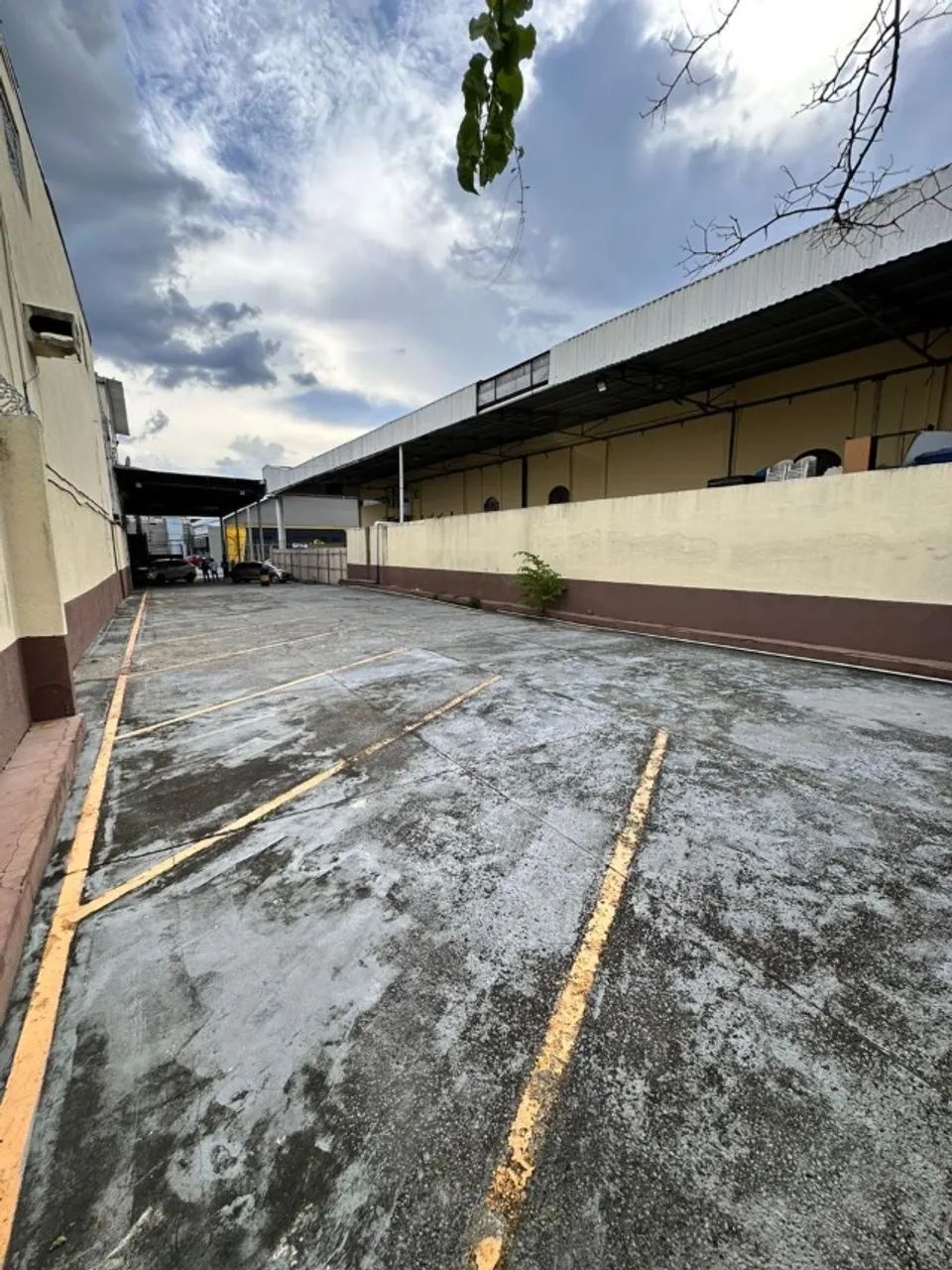 VENDE-SE OU ALUGA-SE GALPÃO COM 770 M2 NA CACHOEIRINHA