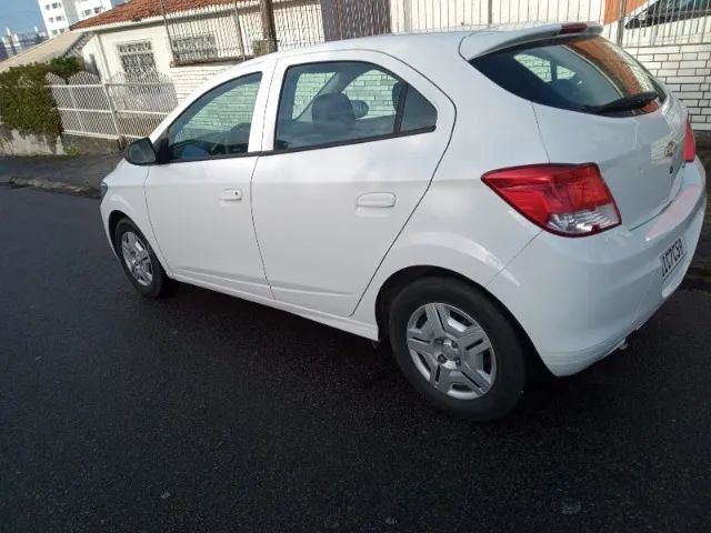 Chevrolet Onix JOY Hatch 1.0 8V Flex Mec. 4P 2017 - Foto 3