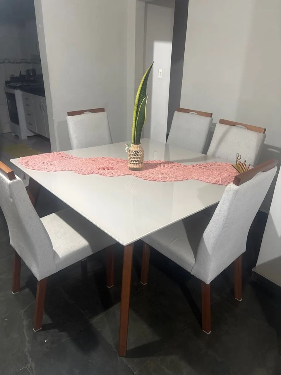 Mesa quadrada com seis cadeiras