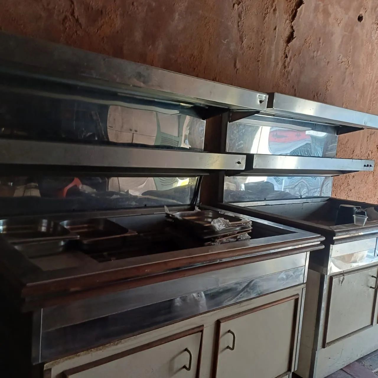 Buffê self.service com bandejas em inox