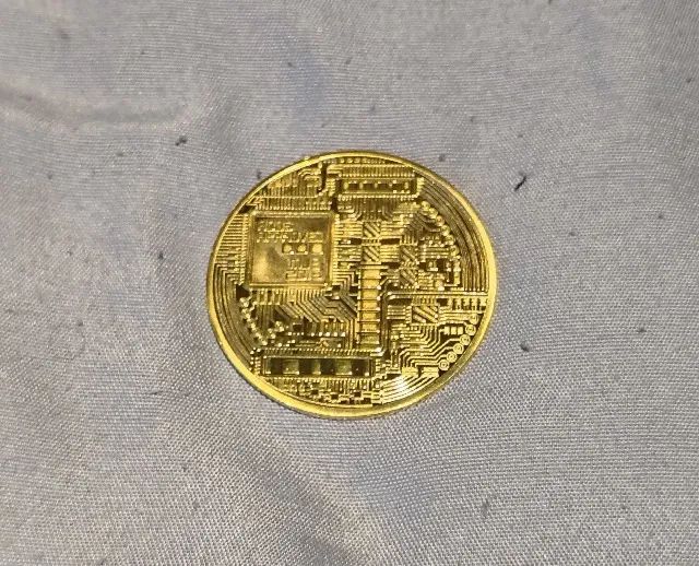 Moeda decorativa Bitcoin 4cm banhada a ouro - Foto 2