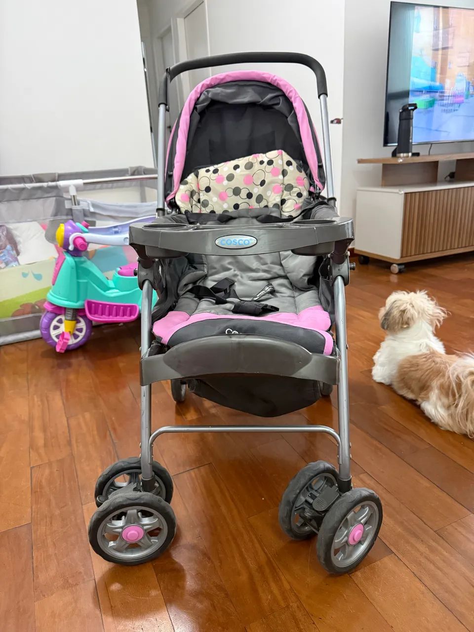 Carrinho de bebê Cosco rosa e cinza - Foto 2