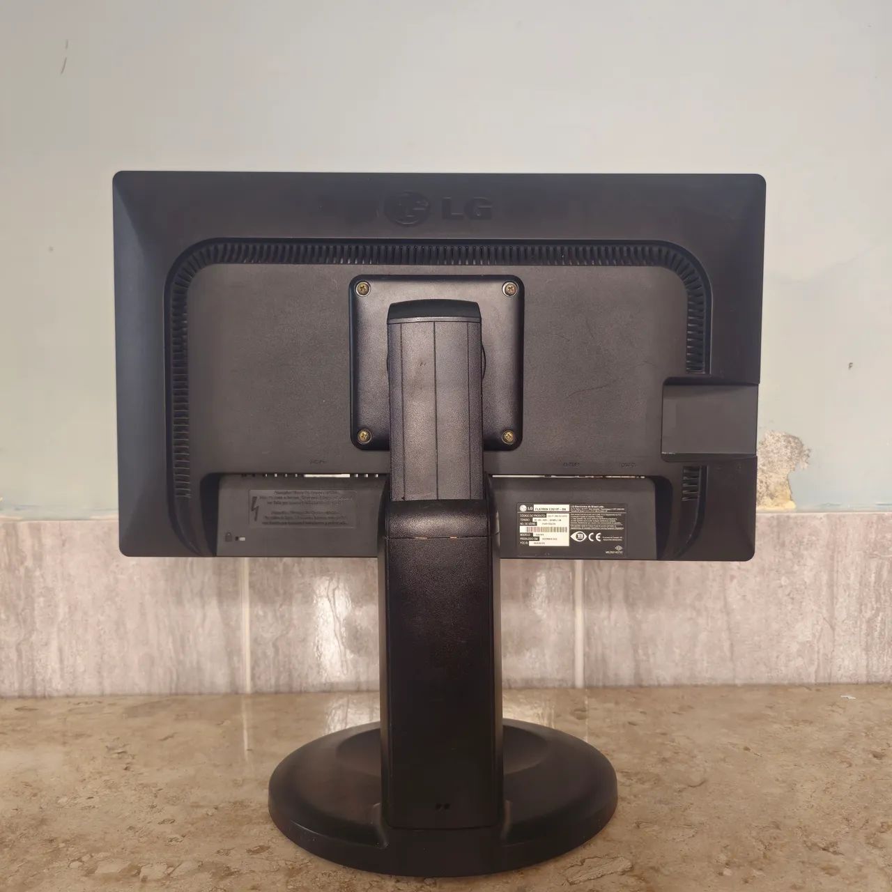 Monitor Flatron E2011P 20" - VGA/DVI - Foto 2