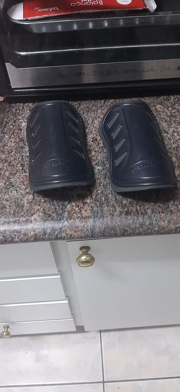 Vendo um par de caneleira 