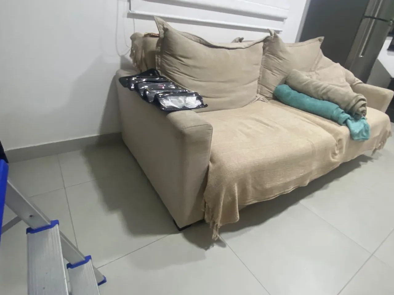 sofá 2 lugares bege - Foto 2