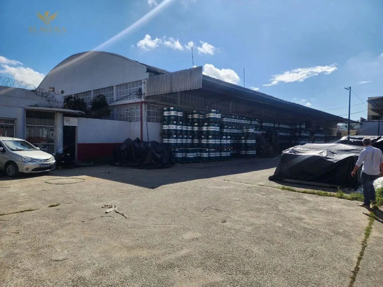 Galpão com 4.500m² de Área coberta e descoberta - Foto 2