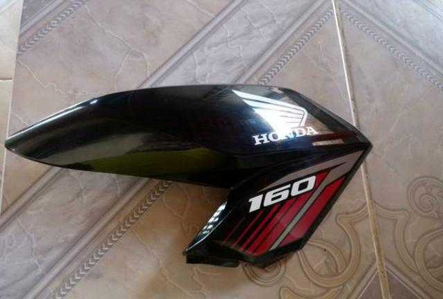 Aba lateral da Honda fan cg160 cor preta lado direito original de fabrica