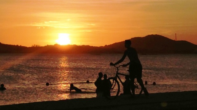 Alugo Apto Mobiliado de Frente para Lagoa de Araruama - em Iguaba Grande