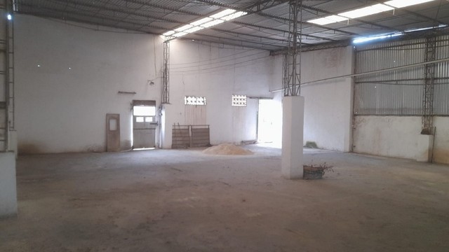 Aluga-se galpão de aprox. 700m² em Sta. Cruz da Serra.