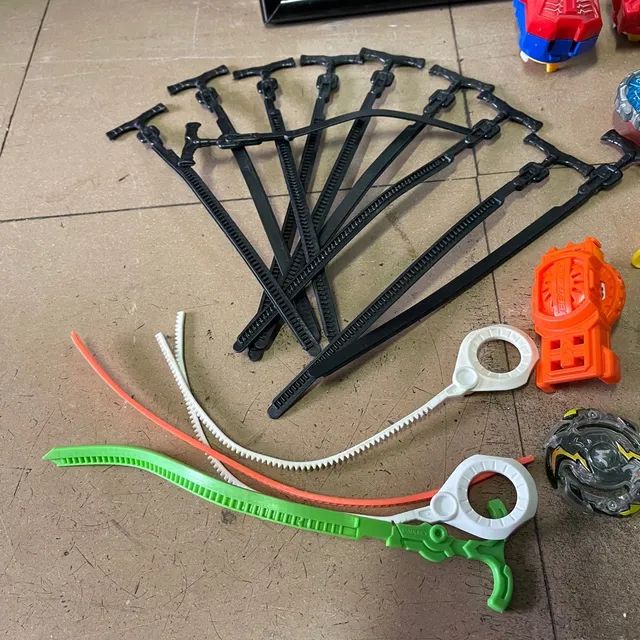 Kit de beyblade com todos estes itens da foto - Foto 5